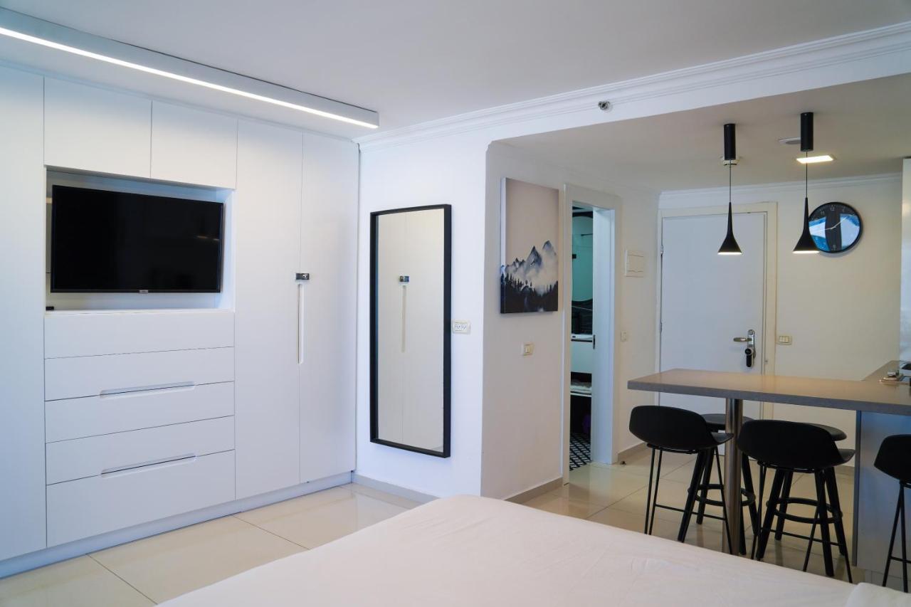 Beachfront Boutique Apartment Herzliya Exterior photo